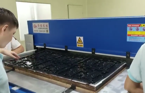 四柱吸塑裁斷機(jī)